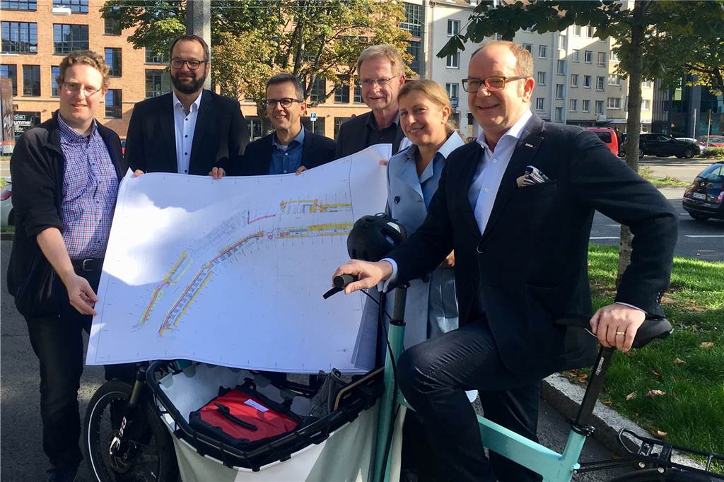 Der städtische Radfahrbeauftragte Fabian Menke, Lars Deuter vom Evangelischen Kirchenkreis, Verkehrsplaner Andreas Meißner, Planungsdezernent Ludger Wilde, Tiefbauamts-Leiterin Sylvia Uehlendahl und City-Ring-Vorsitzender Dirk Rutenhofer (v.l.) stellten die Radweg-Pläne vor.