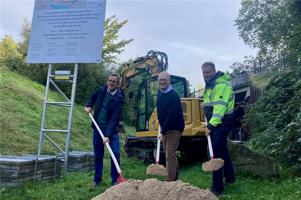 Baustart für „Traum-Radweg“ nach jahrelangen Verzögerungen Der städtische Verkehrsplaner Andreas Meissner (v.l.), RVR-Planungsdezerennt Stefan Kuczera und Dirk Lahrmann von der beauftragten Baufirma Meyer-Tochtrup aus Meschede setzten den symbolischen ersten Spatenstich für den Hoesch-Hafenbahn-Weg.