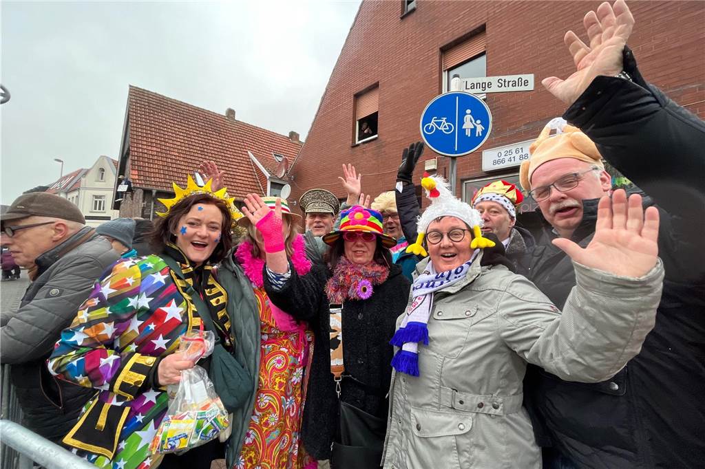 Karneval 2023 in Wüllen: Volle Straßen beim Rosenmontagsumzug Der Stammtisch Knäppes freut sich auf den Zug.