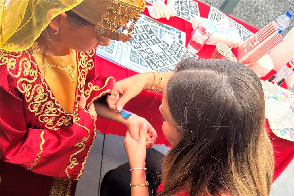 Türkisch-islamischer Kulturverein feiert Eröffnung in Stadtlohn Kinder konnten sich Glitzertattoos aufkleben lassen