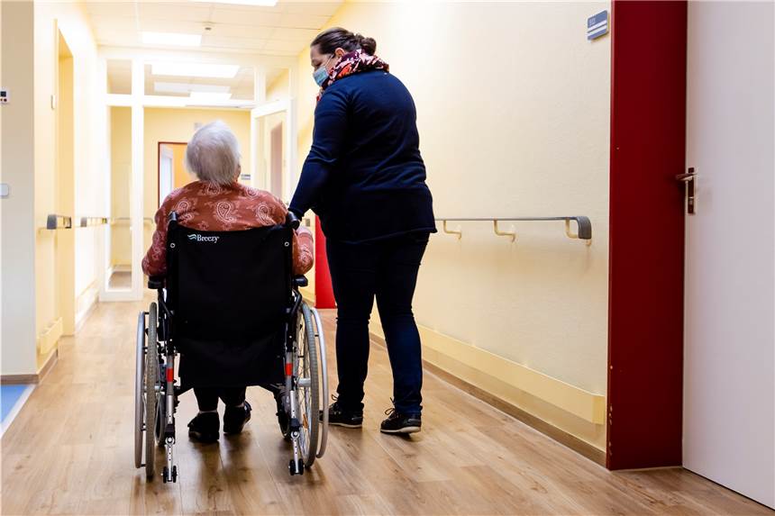 Kehrt mit der Impfung die Normalität zurück? Ein Besuch im Pflegeheim Der Stand der Lockerungen in Pflegeheimen ist deutschlandweit unterschiedlich.