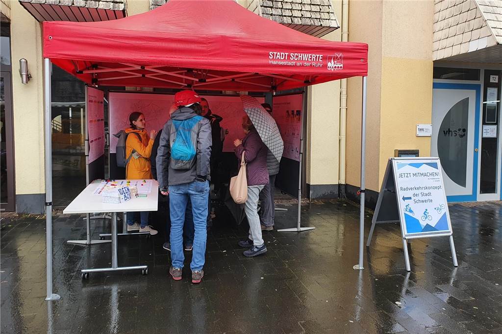 Hohe Beteiligung: Viele Schwerter wollten beim Radverkehrskonzept mitreden Der Stand der Stadt auf dem Wochenmarkt war am Samstag (1.4.) gut besucht.