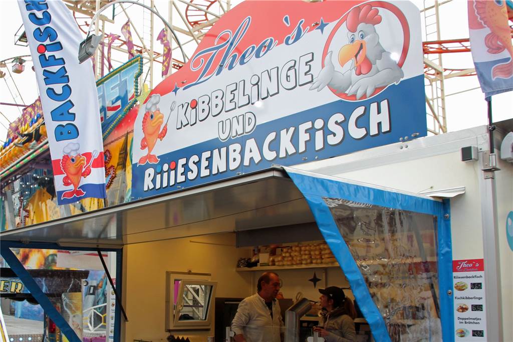 Herzhaft, deftig und süß: So schneiden die Simjü-Speisen ab im RN-Check Der Stand „Theos Kibbelinge und Riiiesenbackfisch“ findet sich auf dem Platz Am Hagen.