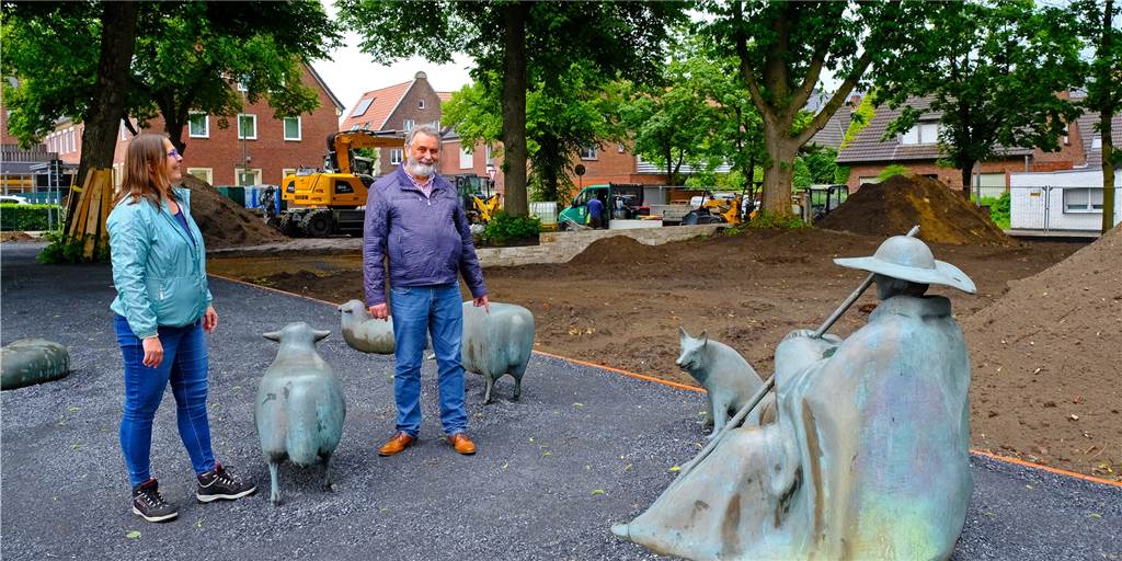 Die grüne Oase Owweringpark in Stadtlohn nimmt Gestalt an Landschaftsarchitektin Carmen Hornhues und Tiefbauamtsleiter Michael Gesing stehen inmitten der Skulpurengruppe um den Schäfer.
