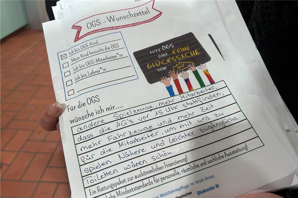 „Die OGS hat keine Lobby“: Mehr Personal und Zeit für die Betreuung gefordert Der Stapel ist groß, die Wunschliste lang: Mehr Spielsachen, mehr Zeit, mehr Personal wünschen sich die Eltern, Kinder und Lehrer. Doch am wichtigsten ist die Refinanzierung des offenen Ganztags durch das Land.