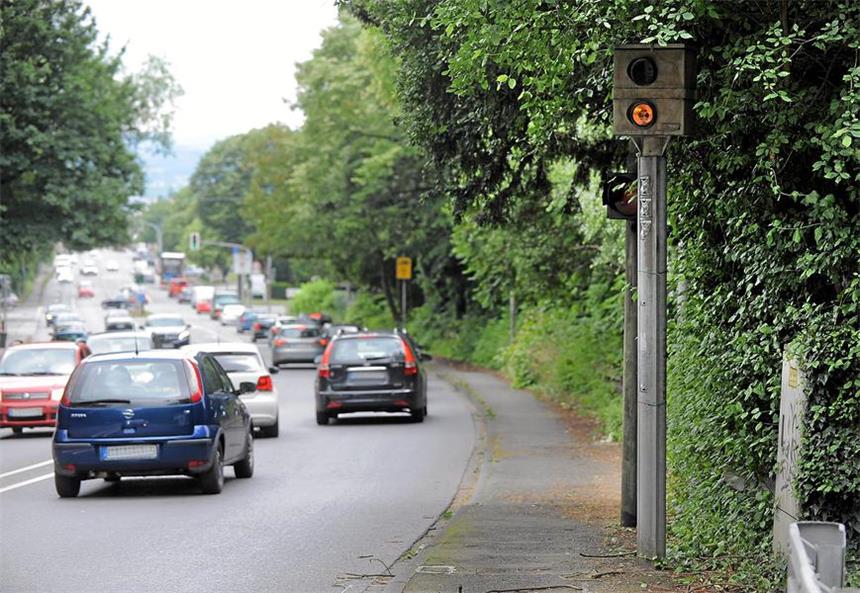 Im Kreis Unna fahren immer mehr Autos Der Starenkasten an der Hörderstraße blitzt vorbeifahrenden Autos.