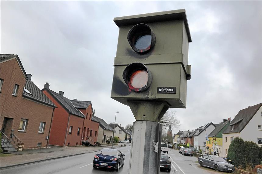 Raser in Dorsten fahren eine Menge Geld ein Der Starenkasten an der Marler Straße (B225): Er liefert zuverlässig Fotos von Temposündern. Sabotage ist übrigens zwecklos: Die Bilder landen zuverlässig beim Kreis, weil sie per Fernübertragung auf einem Server landen. .Foto: Rademacher