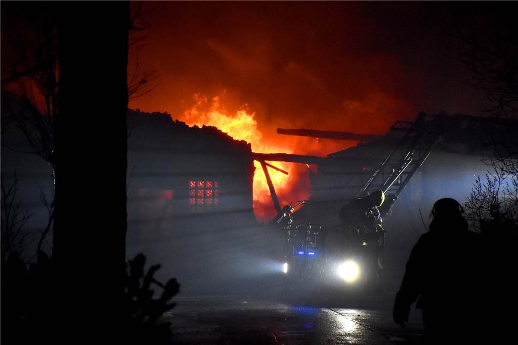 Der starke Wind fachte die Flammen immer wieder an. Zur Verstärkung rückte die Freiwillige Feuerwehr aus Gronau unter anderem mit ihrer Drehleiter an. So konnten die Flammen auch von oben bekämpft werden.