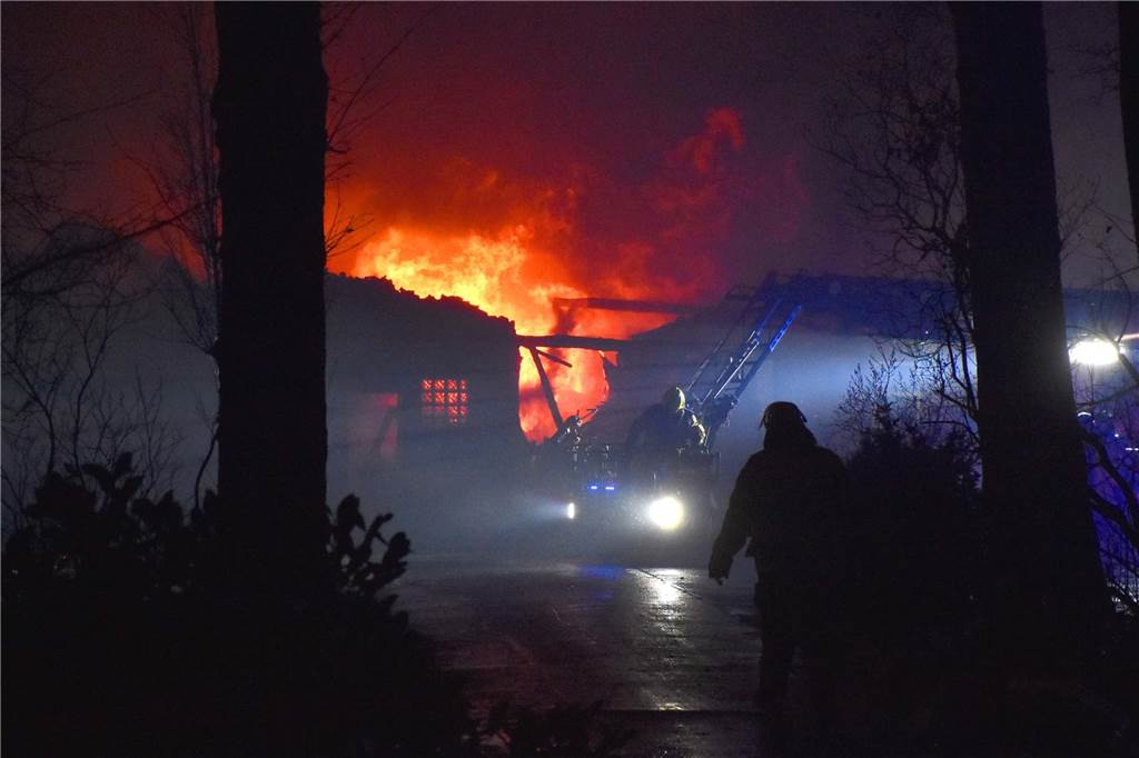 Der starke Wind fachte die Flammen immer wieder an. Zur Verstärkung rückte die Freiwillige Feuerwehr aus Gronau unter anderem mit ihrer Drehleiter an. So konnten die Flammen auch von oben bekämpft werden.
