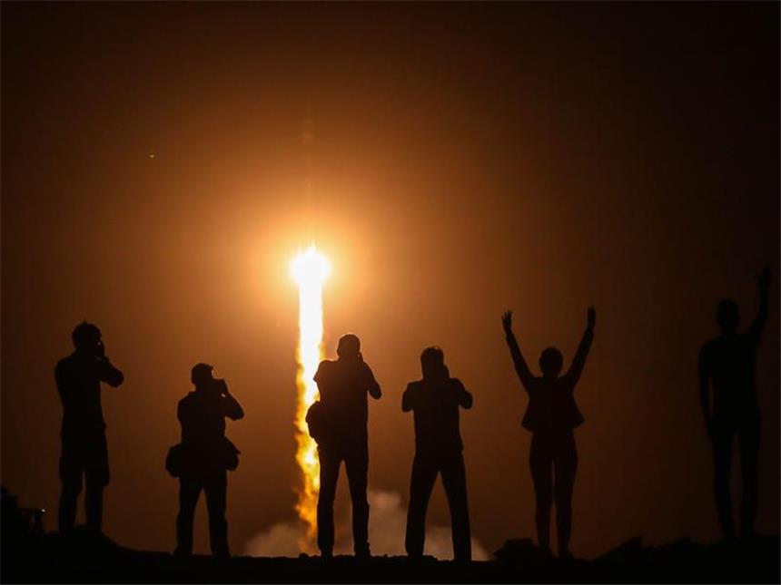 «Der Blick ist super»: Gerst nimmt Arbeit im All auf Der Start der Rakete erleuchtete die Nacht. Stunden später betrat die Mannschaft die ISS. Foto: Sergei Ilnitsky