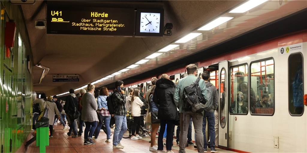 Chaos oder alles gut? So lief der Start des 9-Euro-Tickets in Dortmund Der Start des 9-Euro-Tickets läuft in Dortmund bislang sehr ruhig ab - so die ersten Eindrücke unserer Reporter. Wie hier an der U-Bahn-Haltestelle Kampstraße ist es aktuell nicht voller als sonst auch.