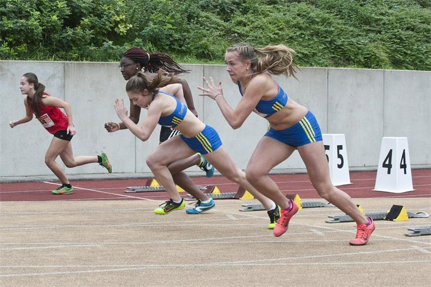 Lipperheide bei Mehrkampf-Meisterschaften an der Spitze Der Start über die 100 Meter in der Altersklasse W15 (v.l.): Patricia Wilhelm (Westf. Herne), Winni Ayensu Ayisi (TV Wanne), Hanna Bakenecker (TBR) und Kira Lipperheide (TBR).