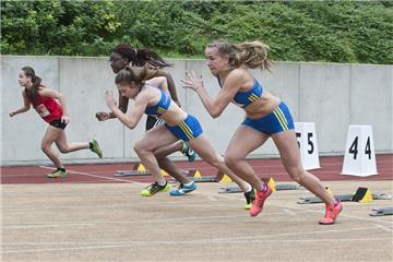 Der Start über die 100 Meter in der Altersklasse W15 (v.l.): Patricia Wilhelm (Westf. Herne), Winni Ayensu Ayisi (TV Wanne), Hanna Bakenecker (TBR) und Kira Lipperheide (TBR).