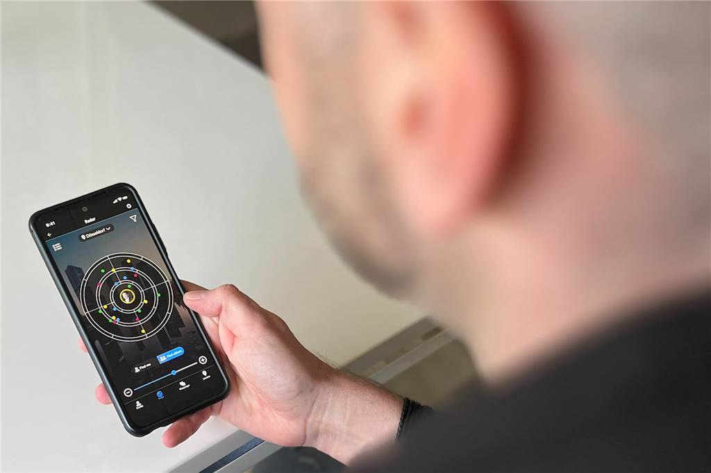 Gründer entwickeln App: Sie soll die Geschäftswelt verändern Der Startbildschirm der App "LetsNet" zeigt ein Radar an, auf dem Kontakte in der Nähe angezeigt werden.