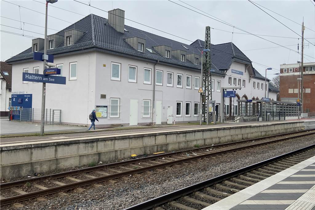 So kommen Urlauber aus Haltern für 9 Euro an die Ostsee Ein Bahnhofsgebäude im Hintergrund, davor verlaufen Schienen. Auf einem Schild steht "Haltern am See".