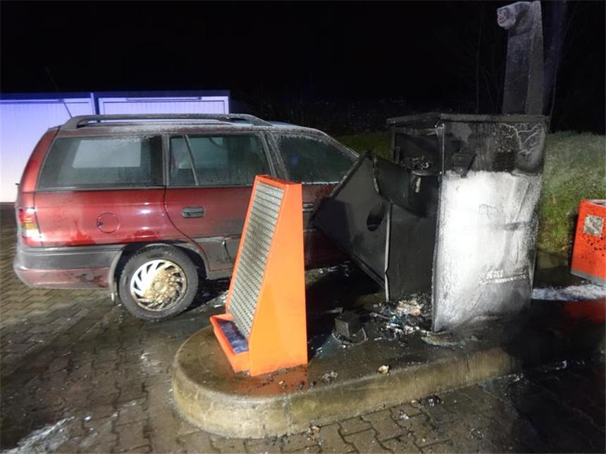 Das sind unsere neun kuriosesten Geschichten aus 2015 Der Staubsauer explodierte und brannte anschließend lichterloh. Auch der auf der anderen Seite geparkte rote Wagen wurde stark beschädigt.