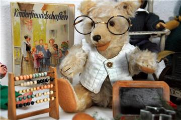 Der Steiff-Teddy lernt mit dem Abakus das Rechnen.