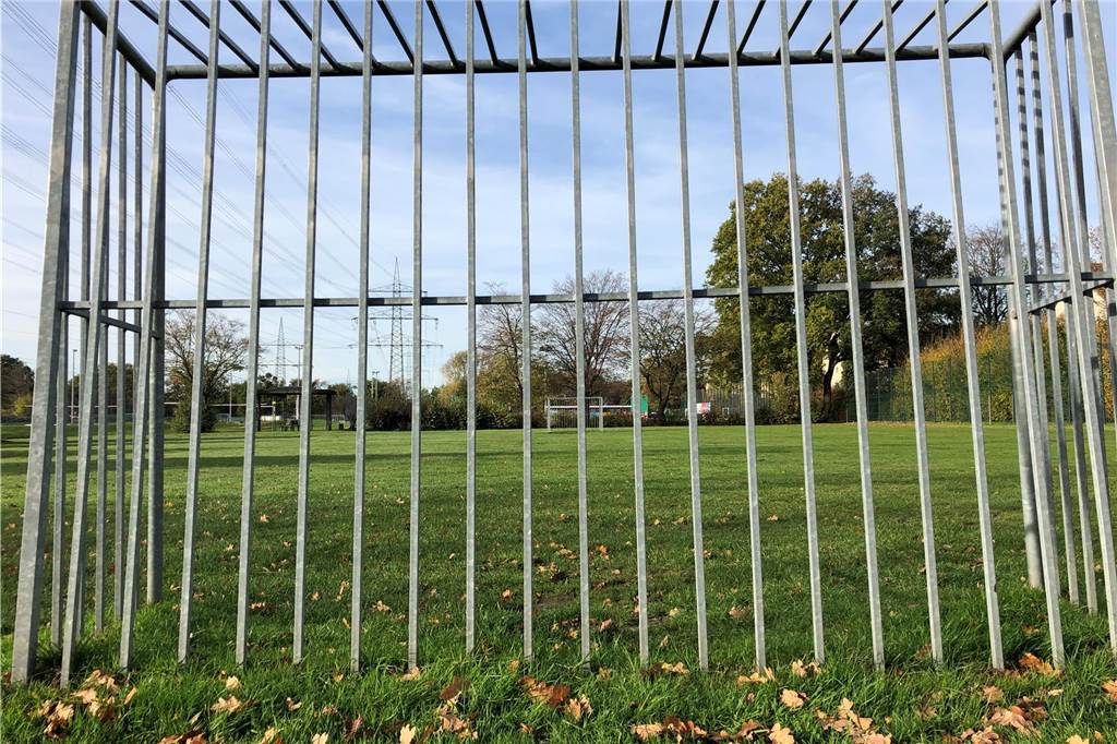 Der Stein des Anstoßes: Wo jetzt am Borker Sportplatz (im Hintergrund) noch ein Bolzplatz ist, soll bald ein großer Abenteuerspielplatz entstehen. 
