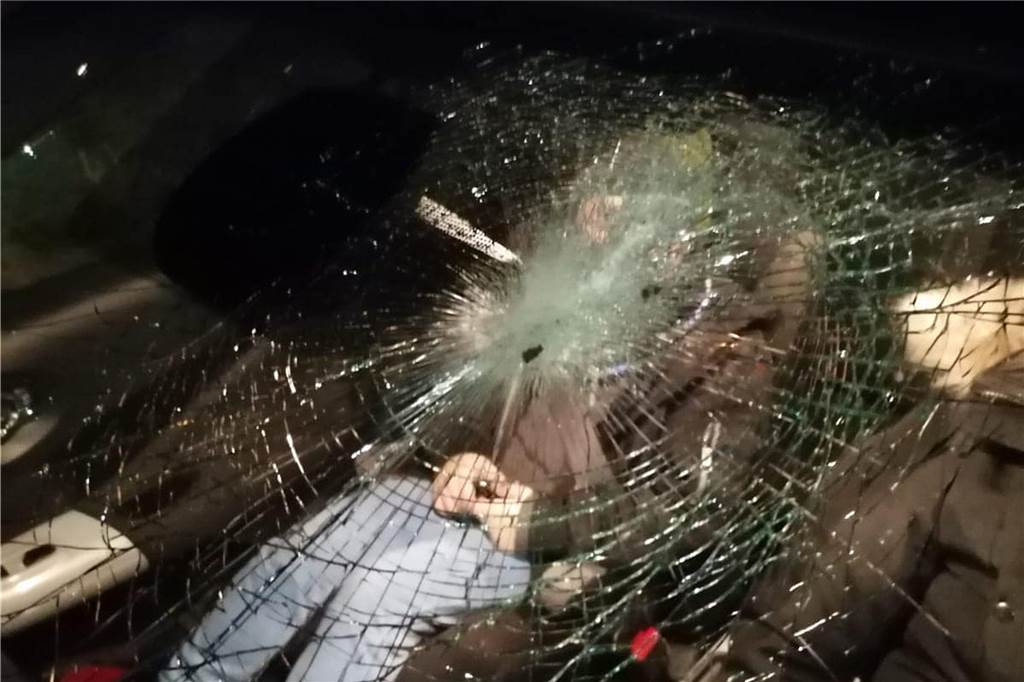 Stein fliegt von Brücke in Autoscheibe - Schock für Opa und Enkel Der Stein hat die Autoscheibe großflächig zertrümmert, aber nicht durchschlagen.