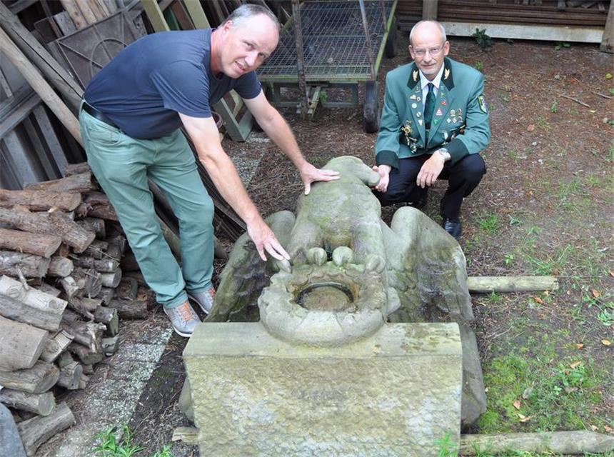 Henrichenburger Adler kommt zurück auf Denkmal Der steinerne Adler mit Grünflächenamtschef Klaus Breuer und ABSV-Chef Udo Beckmann.