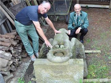 Der steinerne Adler mit Grünflächenamtschef Klaus Breuer und ABSV-Chef Udo Beckmann.