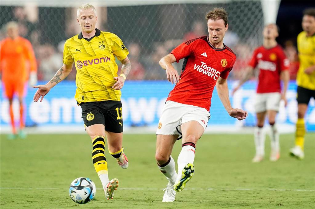 BVB-Gewinner und Verlierer: Neuzugang stark, Routinier steigt auf, Nationalspieler fällt zurück Marco Reus führt einen Zweikampf.
