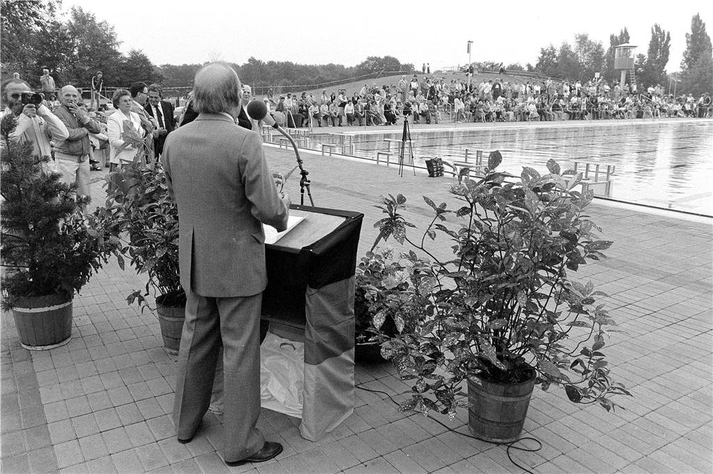 Der stellvertretende Bürgermeister Herbert Eppen hielt die Eröffnungsansprache, Stadtdirektor Dr. Siegfried Heuser sah ihm dabei von einem Startblock aus zu.