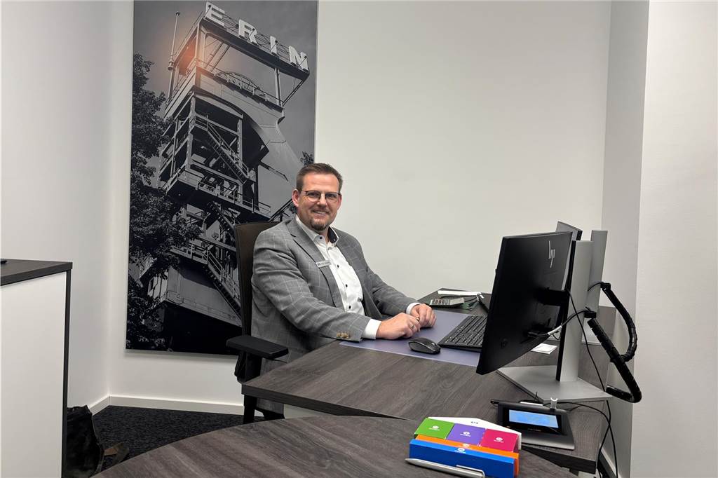 Volksbank öffnet im neuen Gewand: Bekenntnis zu Standort am Biesenkamp Der stellvertretende Filialdirektor Marc Losansky sitzt am Schreibtisch in einem der neu designten Beraterbüros.