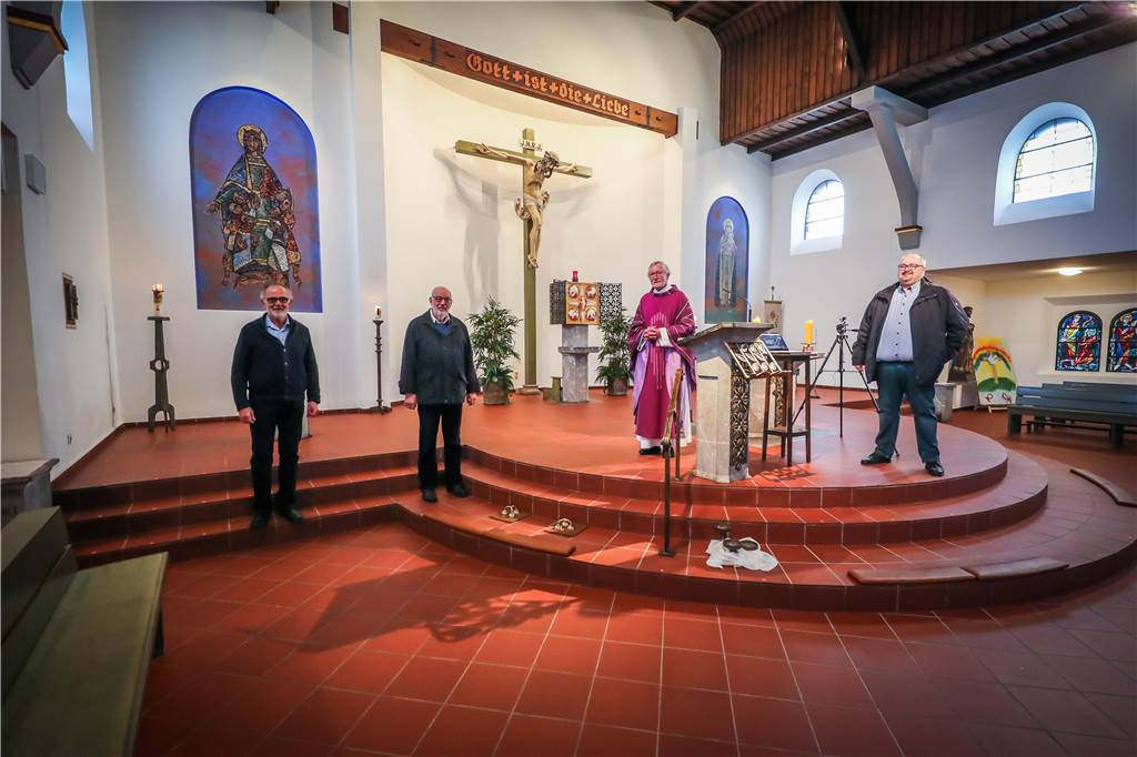 Gottesdienst live im Internet: Viele Gläubige sagen einfach „Danke!“ Der stellvertretende Kirchenvorstand Fritz Vierhaus, Organist Franz Werkle, Pfarrer Franz-Josef Eckert und Stefan Kruppa (v.l.n.r.) feierten die Messe in der St.-Elisabeth-Kirche in Obercastrop und sorgten für die Übertragung ins Internet.