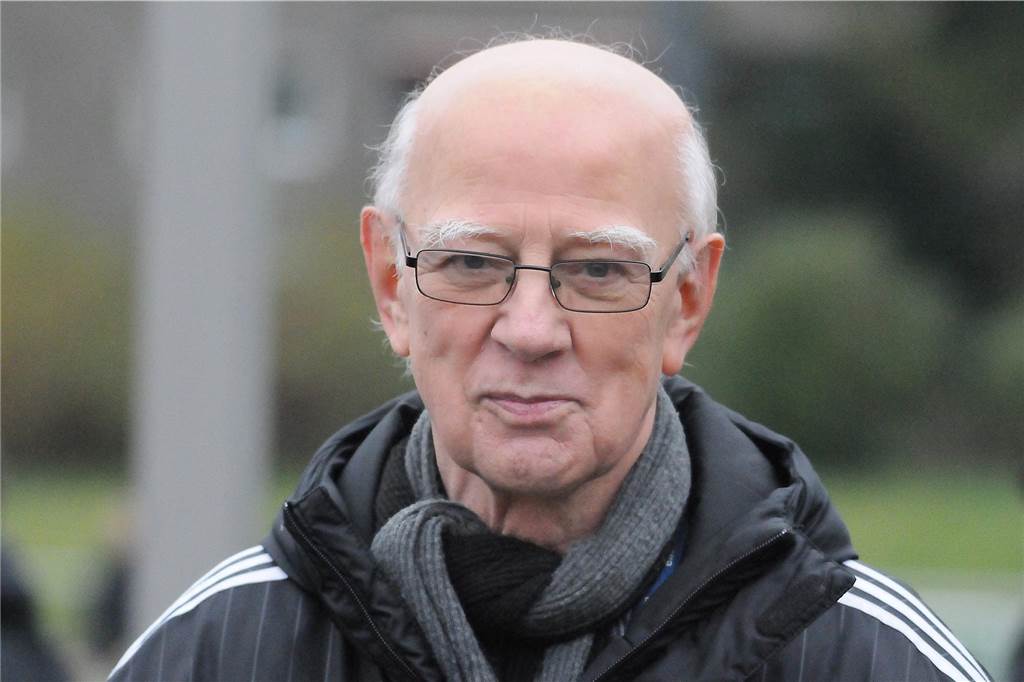 Der stellvertretende Kreisvorsitzende des FLVW, Bernd Götte, entschuldigt sich bei den Vereinen für die nötige Neu-Ansetzung der Pokal-Auslosung.