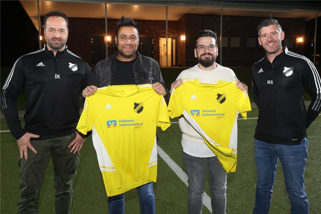 Westfalia Vinnum holt Trainer und Sportlichen Leiter für neue Saison Der stellvertretende Vorsitzende Daniel Kühne (l.), und Geschäftsführer Michael Asemann (r.) freuen sich über Verstärkung: Sanmi Ojo als Trainer (2.vl.) und Martin Klingenberg als Sportlicher Leiter verstärken Westfalia Vinnum.