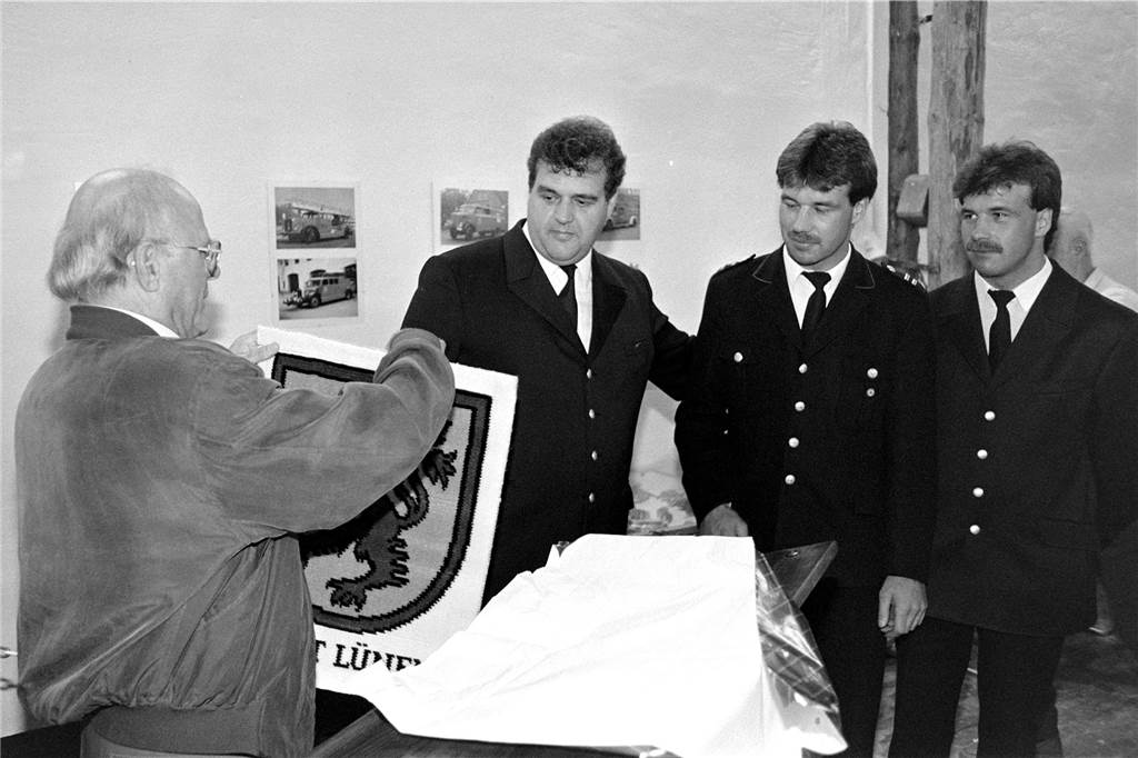 Löschfahrzeuge aus vergangenen Zeiten: Als Cappenberg noch ein Feuerwehr-Museum hatte Der stellvertretenden Bürgermeister Herbert Eppen übergab damals ein Lüner Wappen zur Eröffnung des Feuerwehrmuseums an Rainer Kampmann und die Zwillingen Rotte.