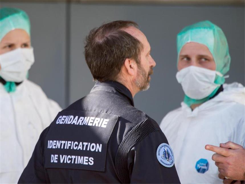 Airlines ziehen nach Absturz Konsequenzen Der stellvertretender Leiter des Instituts für kriminaltechnische Untersuchungen der französischen Gendarmerie spricht mit Forensikern. Foto: Peter Kneffel