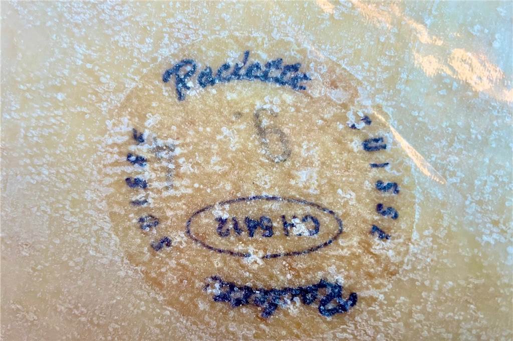 Schweizer Raclette zu Weihnachten oder zu Silvester: Die Bootschaft macht’s vor Der Stempel als Beweis: Der Raclette-Käse aus der Schweizer Bootschaft kommt aus der Schweiz, aus dem kleinen Ort Mühlrüti.