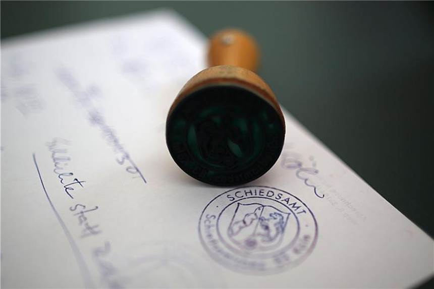 Der Stempel des Schiedsamtes liegt auf einem Papier. Foto: Oliver Berg/Archiv