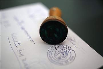 Der Stempel des Schiedsamtes liegt auf einem Papier. Foto: Oliver Berg/Archiv