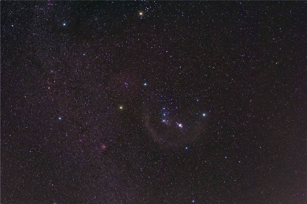 Lichter am Nachthimmel über Selm: Diese Himmelskörper stecken dahinter Der Stern Beteigeuze (700 Lichtjahre entfernt) im Sternbild entfernt, steht gerade unter besonderer Beobachtung: Astronomen gehen davon aus, dass er bald als Supernova enden könnte. Auf dem Foto ist er knapp unter der Bildmitte als gelber Stern zu sehen.