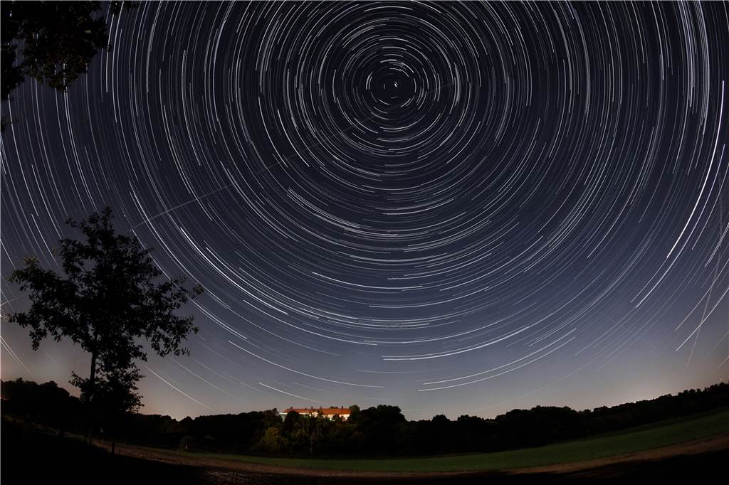 So stark strahlt das Licht der Ruhrgebietsstädte am Nachthimmel über Selm Der Sternenhimmel über Schloss Cappenberg: Wolfgang Zimmermann stellte uns diese Aufnahme aus einer lauen Septembernacht mit "Star trails" zur Verfügung.