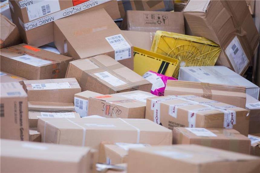 Der stetig wachsende Versand von online gekauften Produkten und der Wunsch der Kunden nach möglichst schneller Lieferung stellt die Dienstleister vor enorme Herausforderungen. Foto: Rolf Vennenbernd