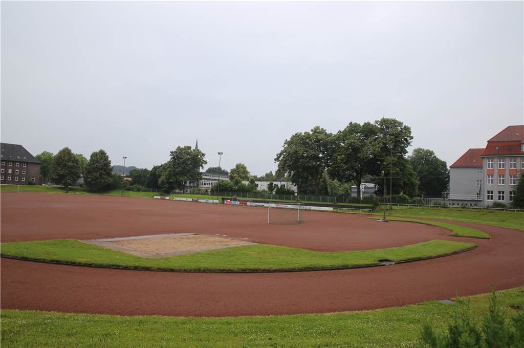 Neue Gesamtschule vom Tisch - Sekundarschule könnte profitieren Der stillgelegte Sportplatz an der Paßstraße