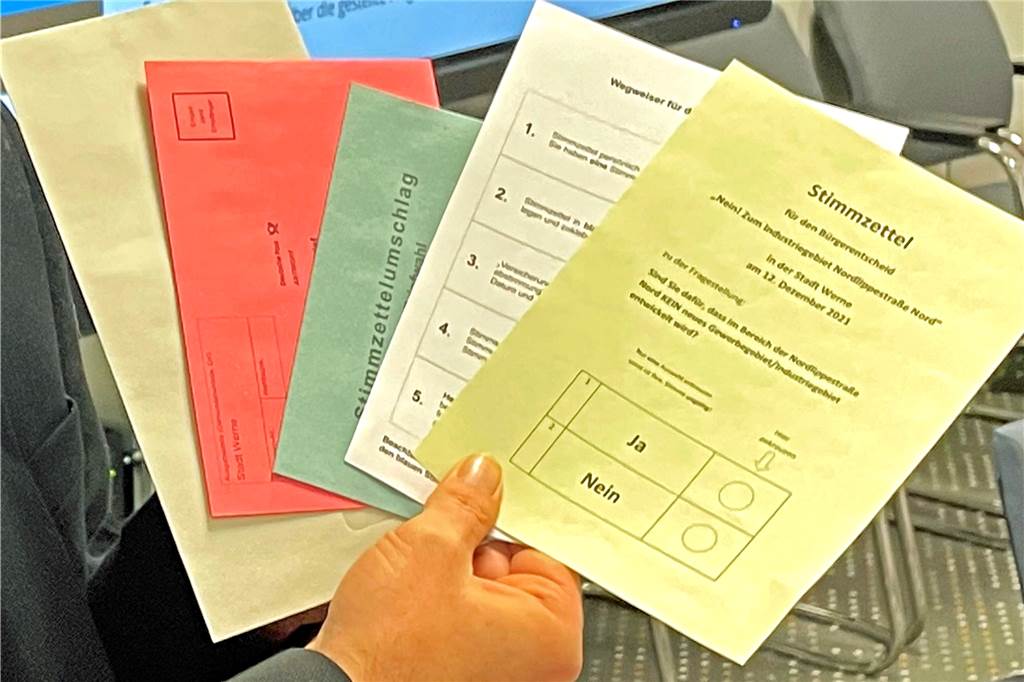 Bürgerentscheid in Werne: Hier hat sich die Stadt wohl „verzettelt“ Der Stimmzettel zum Bürgerentschied (r.) sorgt für Ärger.