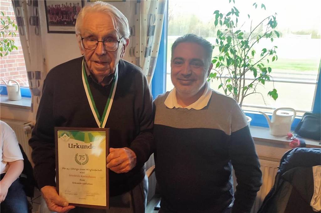 Der SV Stockum trauert um Gründungsmitglied Friedrich Kreienbaum (94) Friedrich Kreienbaum und Mohammed Amer stehen zusammen für ein Foto.