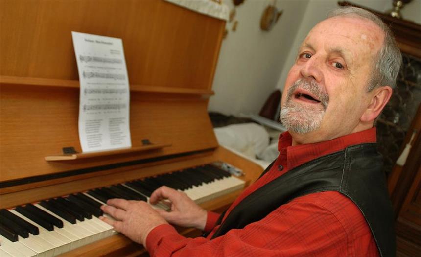Heimischer Musiker Harald Schmidt vertont Gedicht Der Stockumer Hobby-Musiker Harald Schmidt hat die erste Dorf-Hymne "Mein Stockum" nach einem alten Gedicht von Wilhelm Barth schwungvoll vertont. Premiere war beim traditionellen Maifest.