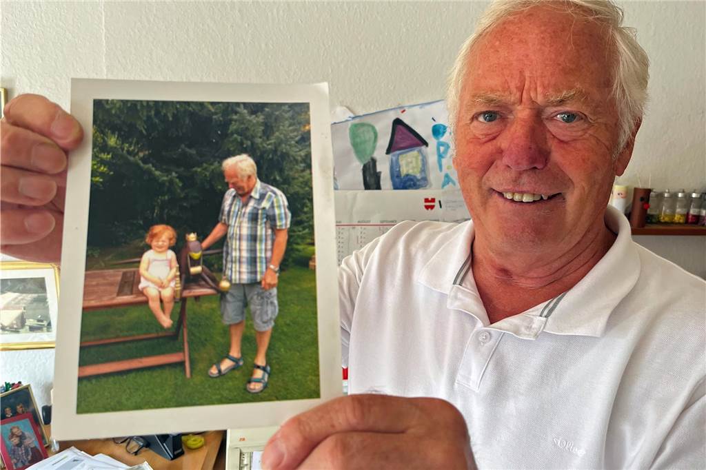 Gotthard Lodensträter ist seit 63 Jahren im Beruf und kein bisschen müde Der Stockumer mit einem Foto, das ihn vor einigen Jahren mit seiner Enkelin und dem Stockumer Schützenvogel zeigt.