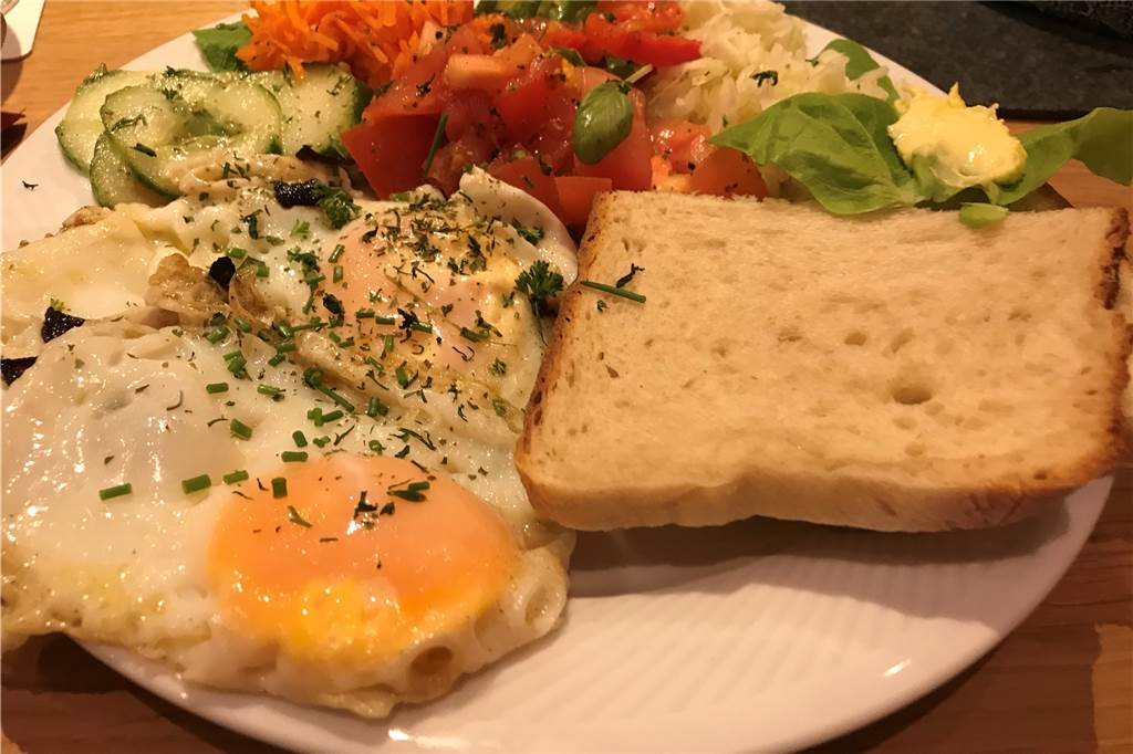 Restaurant „Zur Brücke“: Münsterländische Küche im gemütlichen Ambiente Der Stramme Max kam mit extra Salat und war sehr lecker