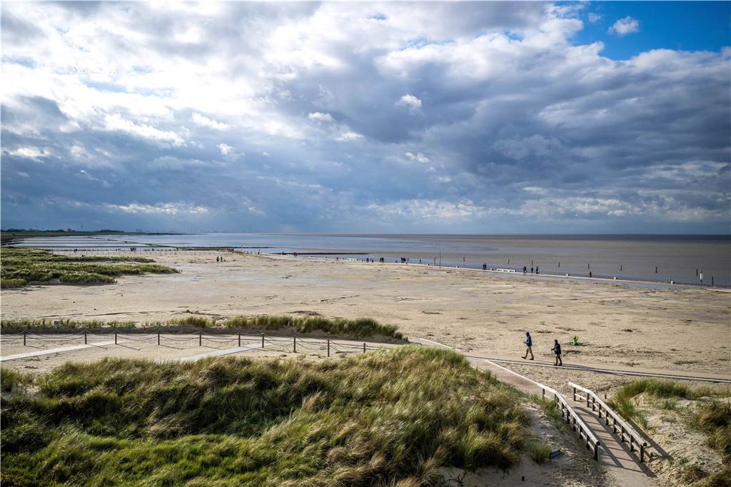 Von Dortmund ans Meer mit 49-Euro-Ticket: In unter fünf Stunden Nur wenige Spaziergänger sind am Strand von Norddeich unterwegs.