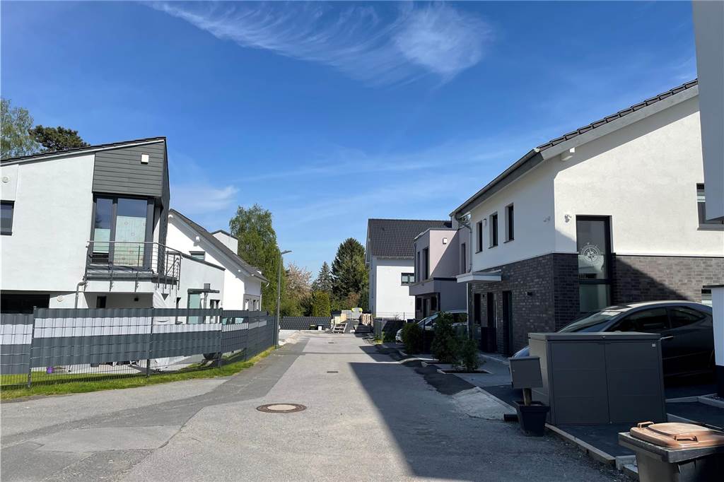 Müll- und Parkchaos im Linnenweg lässt Haus-Eigentümer verzweifeln Der Straßenausbau im Linnenweg in Lütgendortmund lässt seit Jahren auf sich warten.