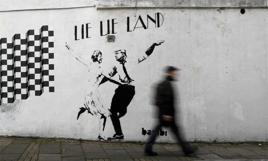 Opposition: Trump-Einladung ein "furchtbarer Fehler" Der Streetart-Künstler Bambi hat in London das Werk «Lie Lie Land» mit Donald Trump und Theresa May an eine Wand gebracht.