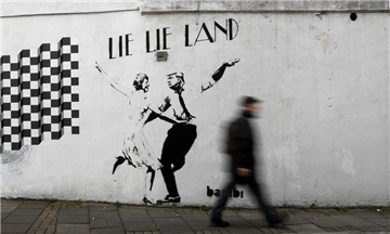 Der Streetart-Künstler Bambi hat in London das Werk «Lie Lie Land» mit Donald Trump und Theresa May an eine Wand gebracht. 
