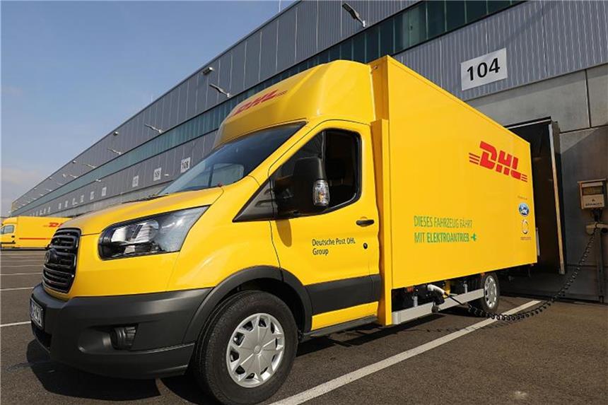 Post baut neues Werk für Elektro-Transporter in Düren Der StreetScooter WORK XL vor einem Verteilzentrum der Post. Foto: Oliver Berg